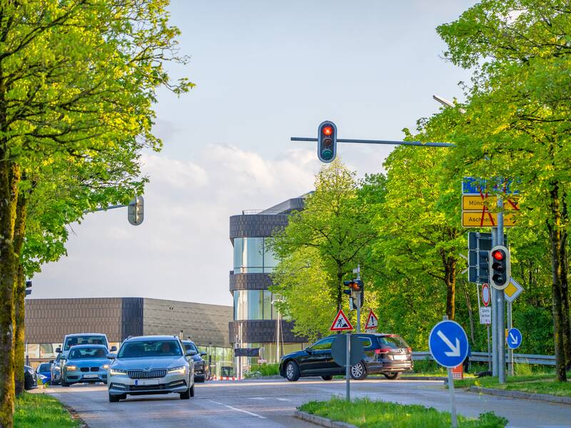 Man erkennt eine Kreuzung im Gemeindegebiet von Kirchheim. Im Hintergrund sieht man das neue Rathaus.